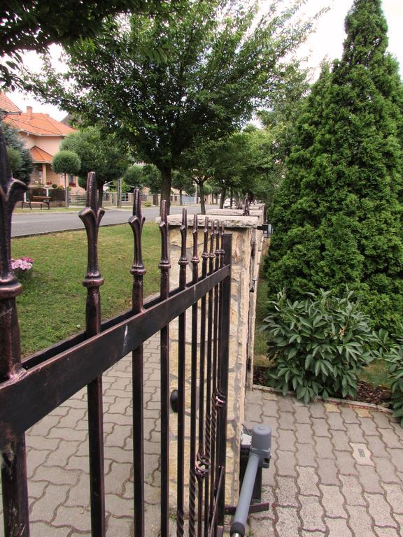 Szecsenyi Apartman ヘーヴィーズ エクステリア 写真